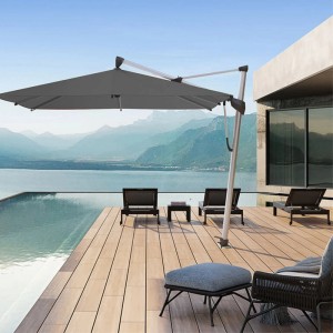 Grauer osoltus Rhodos KOS Ampelschirm auf Holzterrasse am Pool. Zeigt sichere Verankerung des Sonnenschirms.