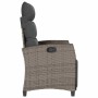 Grauer Poly Rattan Gartensessel mit dunklen Kissen, seitlich. Verstellbarer Relaxsessel für den Garten.
