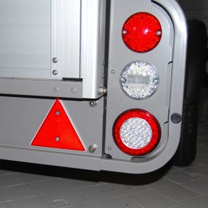 Las Dreieck Reflektor (2 Stk.) rot für PKW Anhänger, zur Anbringung am Anhänger.