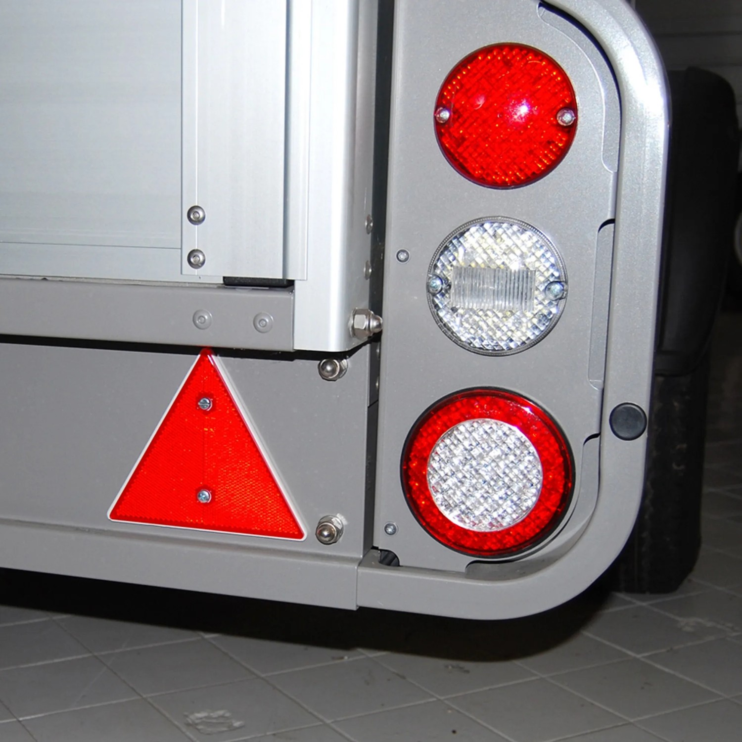 Las Dreieck Reflektor (2 Stk.) rot für PKW Anhänger, zur Anbringung am Anhänger.