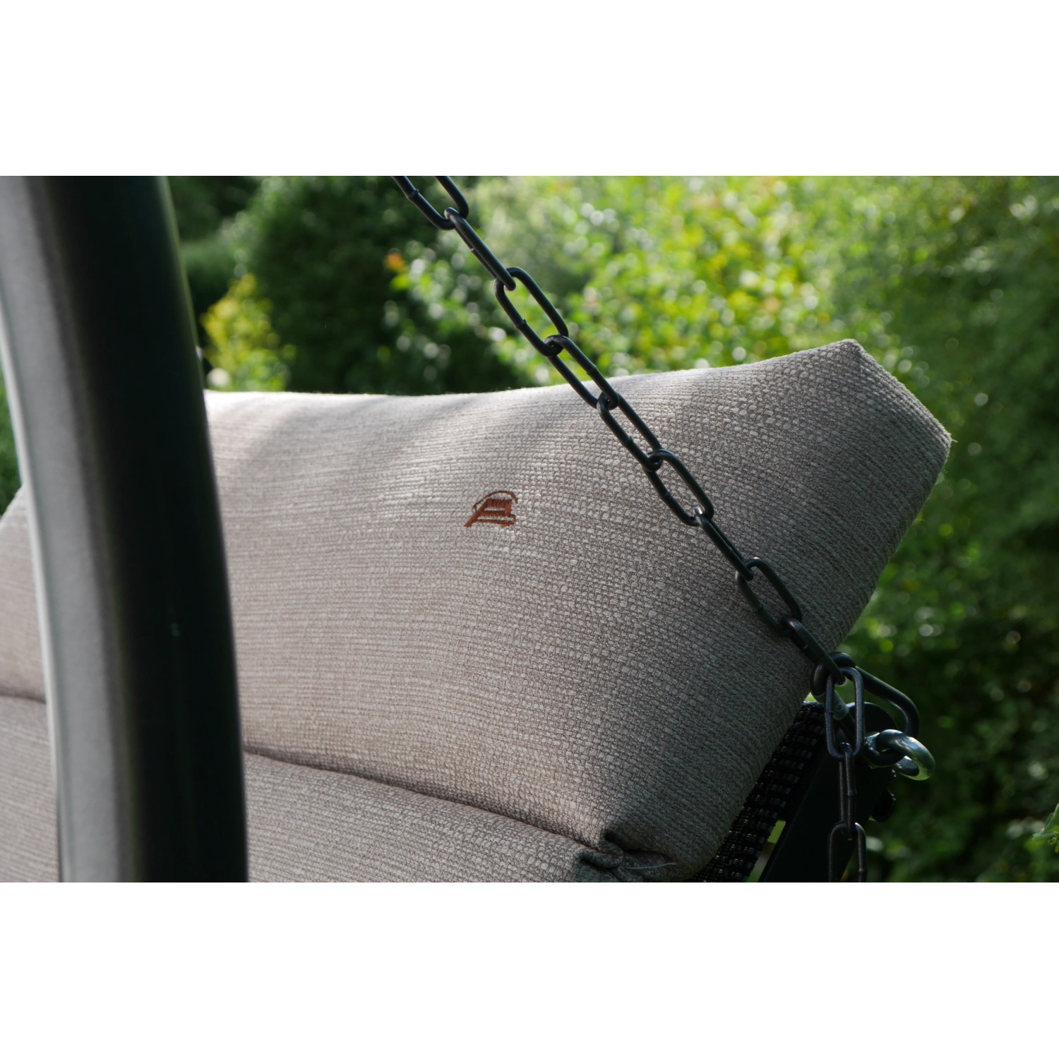 Detailaufnahme: Angerer Hollywoodschaukel Swing Smart Sand, 1-Sitzer mit Kissen und Kettenaufhängung.