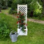 Weißer KHW Pflanzkasten klein mit Spalier, bepflanzt mit roten Blumen im Garten.