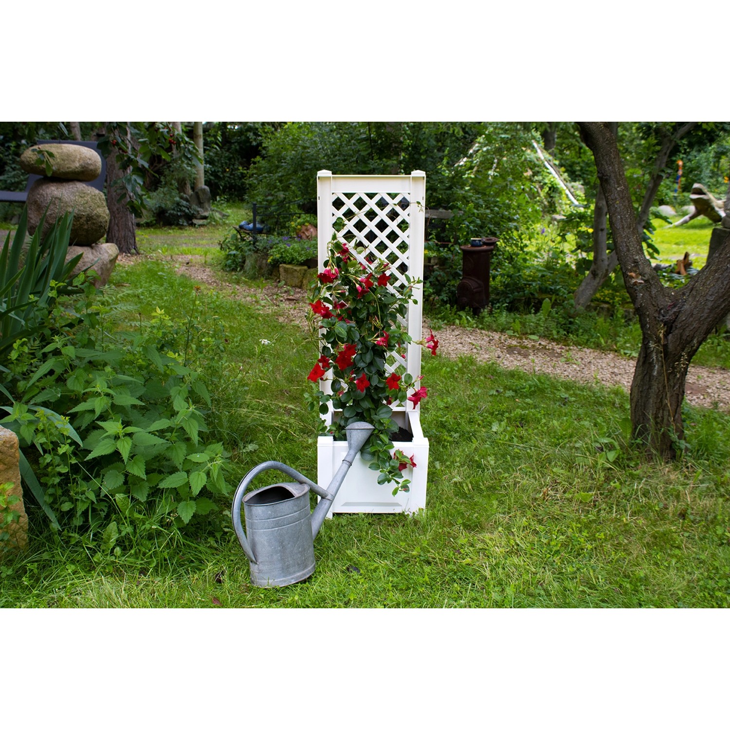 Weißer KHW Pflanzkasten klein mit Spalier, bepflanzt mit roten Blumen im Garten.
