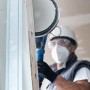 Handwerker schleift mit Bosch Expert Netzschleifblatt M480 Holz. Zubehör für Exzenterschleifer.