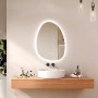 Asymmetrischer Emke LED Badspiegel 75x55 cm mit Anti-Beschlag und dimmbaren Lichtfarben.