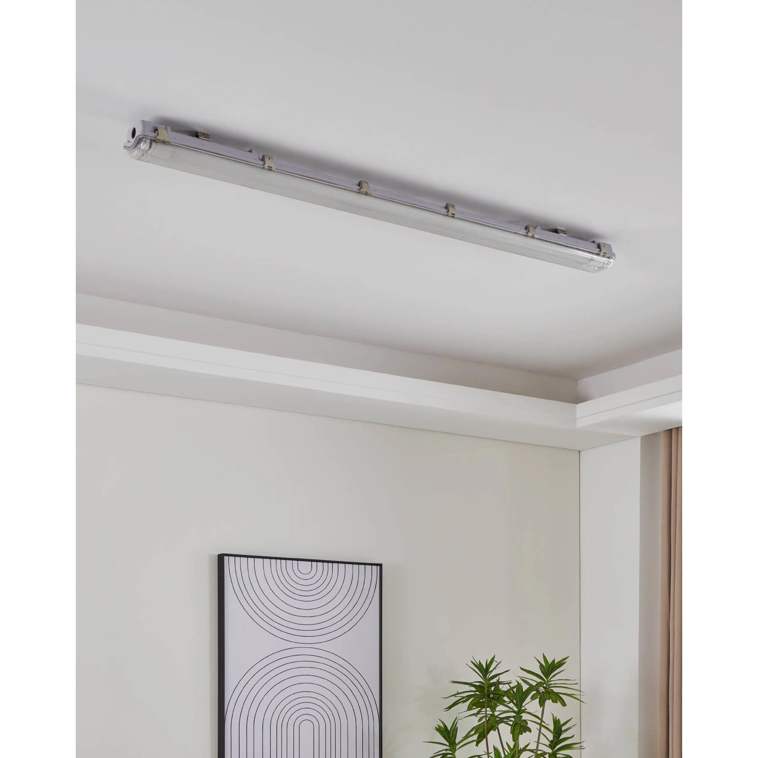 Graue, 2-flammige Eglo LED-Feuchtraumleuchte (126 cm) an weißer Decke.