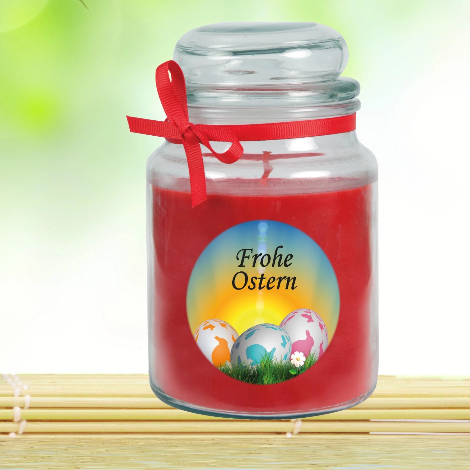 Rote Duftkerze im Glas mit Osterdekor und Schleife, Ø10 cm. Frohe Ostern!