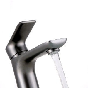 Bernstein Waschtischarmatur in Gunmetal mit laufendem Wasser.