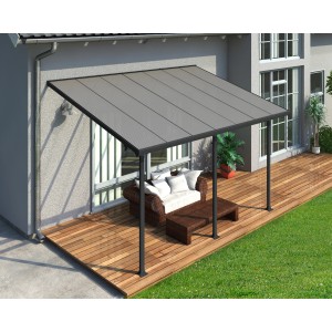 Anthrazit Terrassenüberdachung Feria 3x4.25 von Palram-Canopia mit Möbeln auf Holzterrasse.