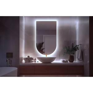Wallfluent ovaler LED-Spiegel 58x100 cm mit kaltweißer 6500K Beleuchtung im modernen Badezimmer.