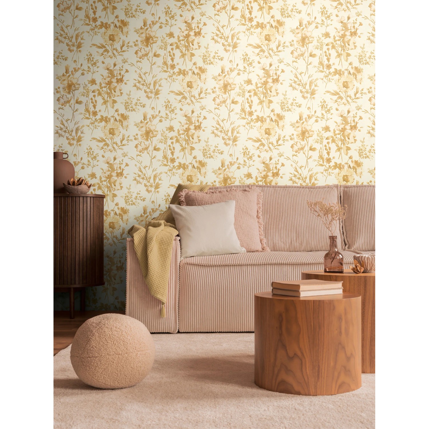 AS Creation Vliestapete Blüten in Weiß-Gold an Wohnzimmerwand mit Couch und Deko.