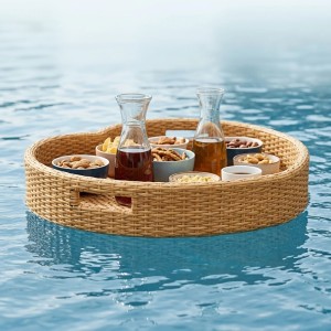 Rundes schwimmendes Tablett in heller Rattan-Optik im Pool, gefüllt mit Snacks und Getränken. Praktisches Poolzubehör.