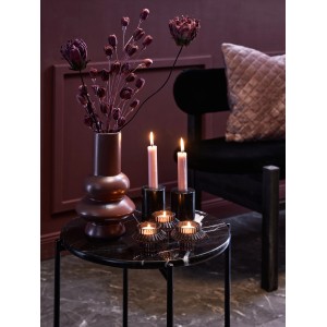 Burgunderrote Vase Midnight Mystery (25,5 cm) mit Blumen auf Tisch, stimmungsvolle Dekoration.