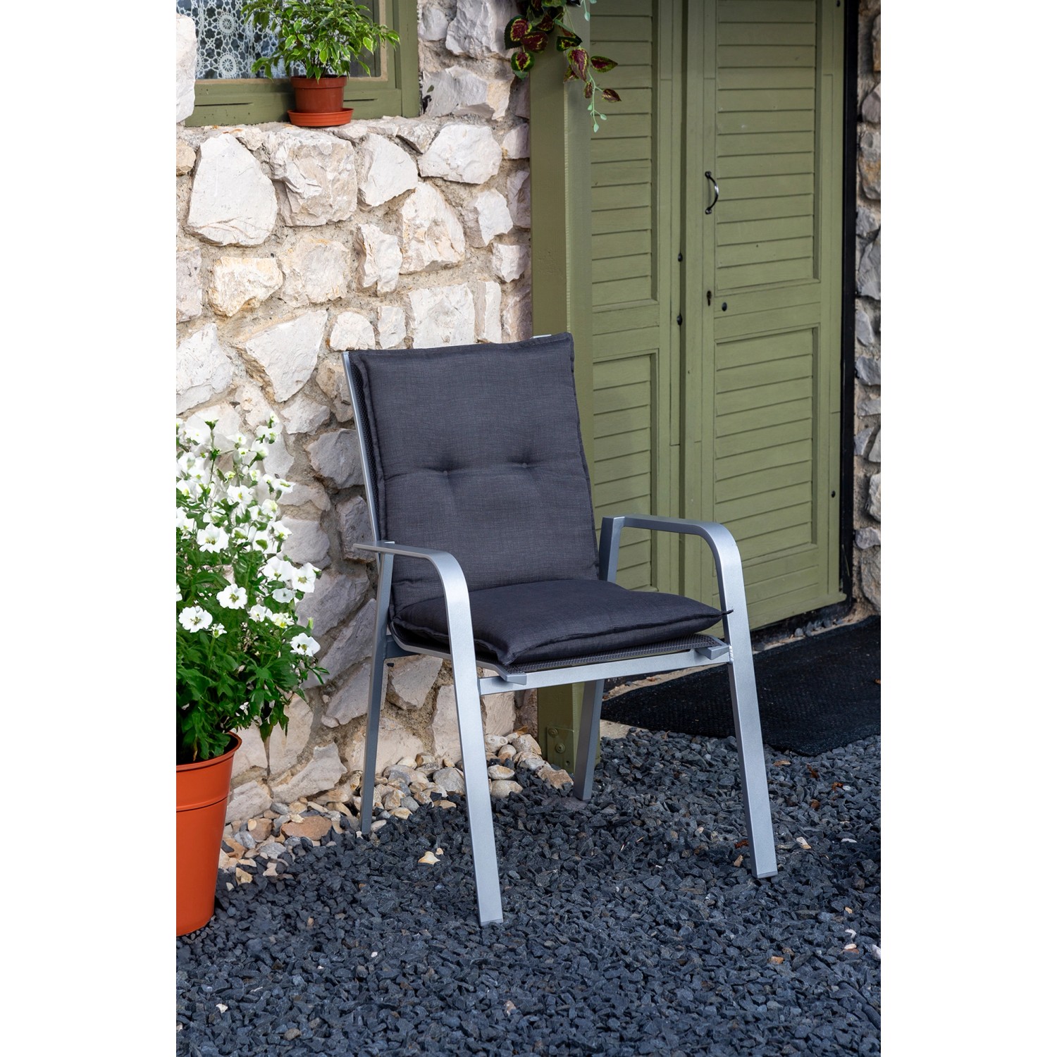 Beo Niedriglehner Saumkissen Belsch Barcelona, anthrazitfarben, auf Gartenstuhl.