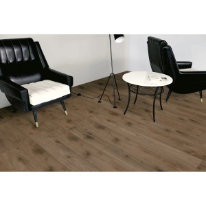 Verlegter, dunkler Laminatboden Comfort Walnuss Tobacco mit Möbeln in Wohnraum-Szene.