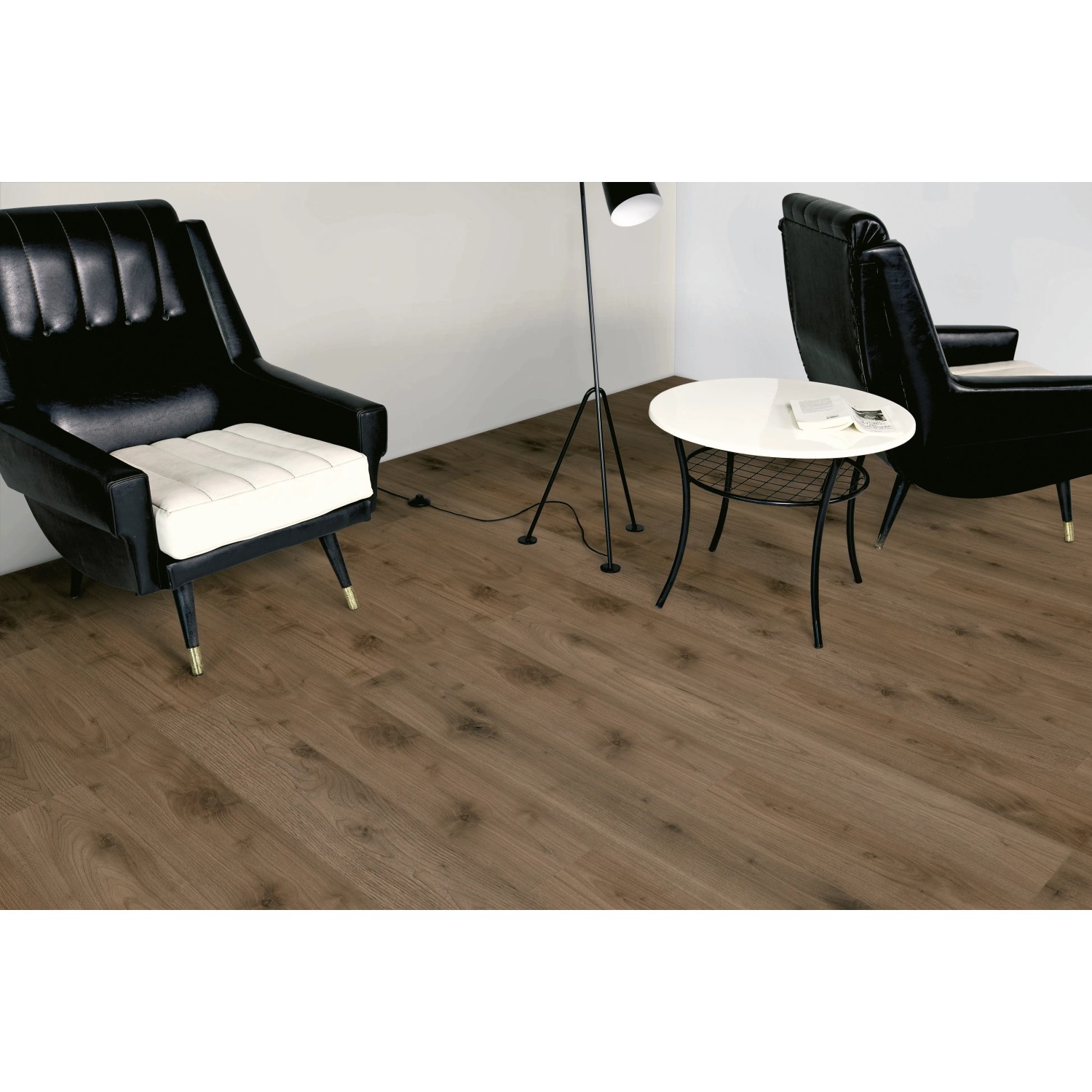 Verlegter, dunkler Laminatboden Comfort Walnuss Tobacco mit Möbeln in Wohnraum-Szene.