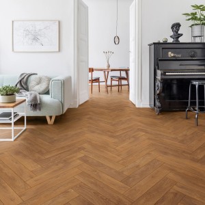 Verlegtes Kronoflooring Herringbone Laminat Harlech Oak im Wohnraum mit Fischgrätmuster.