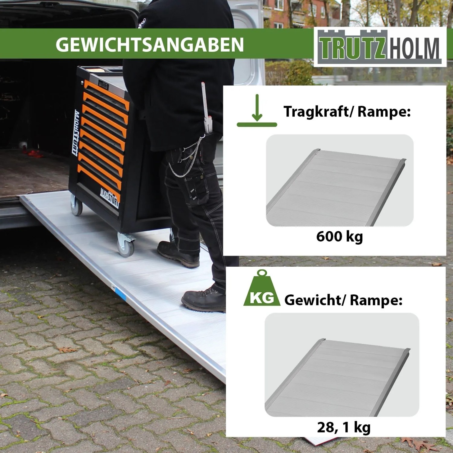 TRUTZHOLM Breitrampe 305x80cm aus geriffeltem Aluminium. Person verlädt Werkzeugwagen in Transporter. Traglast 600 kg.