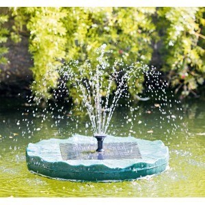 Schwimmende Heissner Solar-Teichpumpe mit Wasserspiel im Gartenteich.