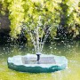 Schwimmende Heissner Solar-Teichpumpe mit Wasserspiel im Gartenteich.