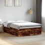 vidaXL Bettgestell Räuchereiche 150x200 cm aus Holzwerkstoff, dunkle Holzoptik, minimalistisch im Schlafzimmer.