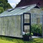 Juliana Gewächshaus Premium 13 aus Alu, 13 m² mit geöffneten Türen und Dachfenstern.