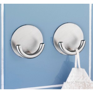 Zwei selbstklebende Wenko Wandhaken Rondo aus Edelstahl matt an blauer Wand.