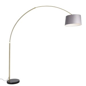 QAZQA Bogenlampe XXL: Messingfarbenes Gestell, grauer Stoffschirm, schwarzer Marmorfuß. Elegante Innenleuchte.