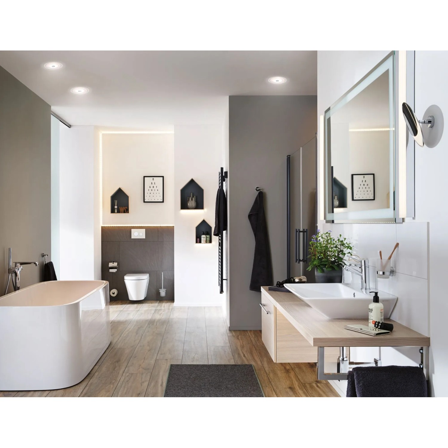 Modernes Badezimmer mit Whirl Einbauleuchten-Set für warmweißes Licht.