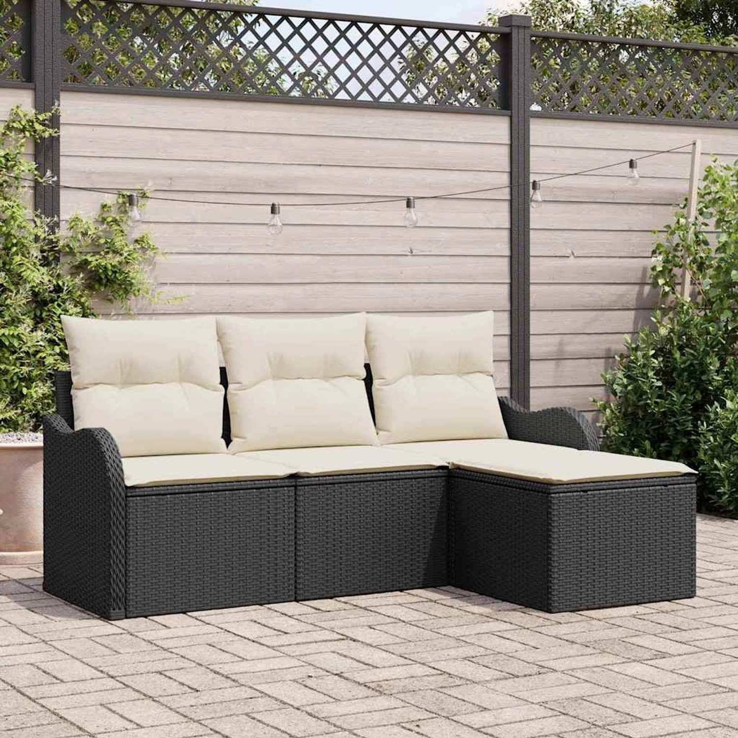 Schwarzes 4-teiliges Garten-Sofa-Set aus Rattan mit cremefarbenen Kissen.