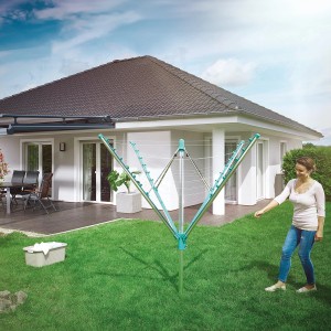 Geöffnete Leifheit Wäschespinne Linomatic 400 Easy im Garten mit Frau und Wäschekorb.