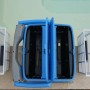 Akku-Poolroboter Orca 300 CL mit geöffnetem Filterfach und zwei Filterkörben.