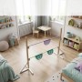 Höhenverstellbares Hobby Horse Hindernis aus Holz mit violetten und türkisen Stangen und Hufeisen-Fahnen im Kinderzimmer.