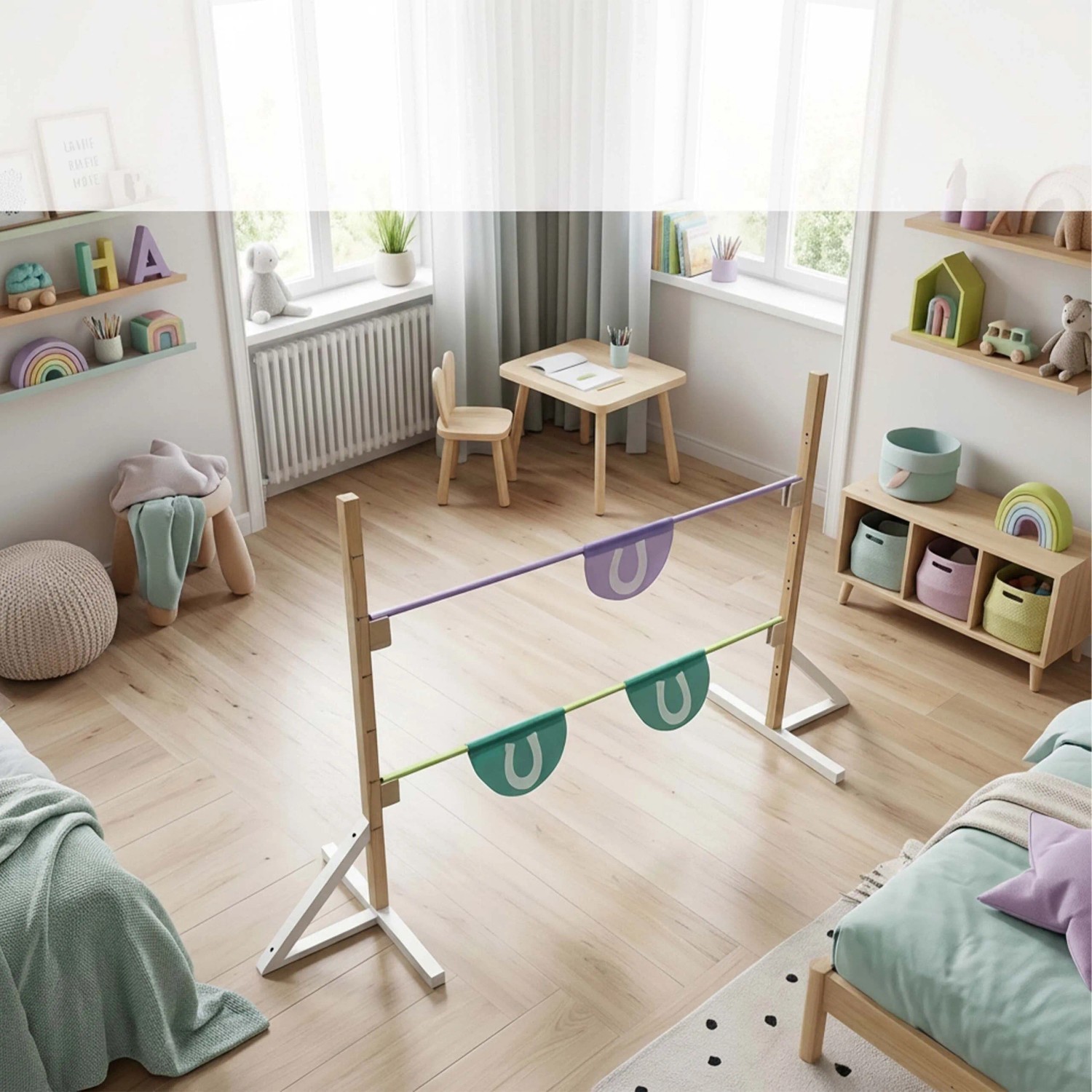Höhenverstellbares Hobby Horse Hindernis aus Holz mit violetten und türkisen Stangen und Hufeisen-Fahnen im Kinderzimmer.