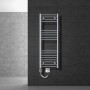 Chromfarbener LuxeBath Elektro-Badheizkörper Sahara 400x1200 mm mit 900W Heizstab an dunkler Wand.