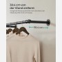 Schwarzer Songmics Kleiderständer zur Wandmontage mit Kleidung an der Garderobenleiste.