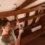 Mann nutzt Bosch UniversalInspect Endoskopkamera zur Inspektion einer Decke.