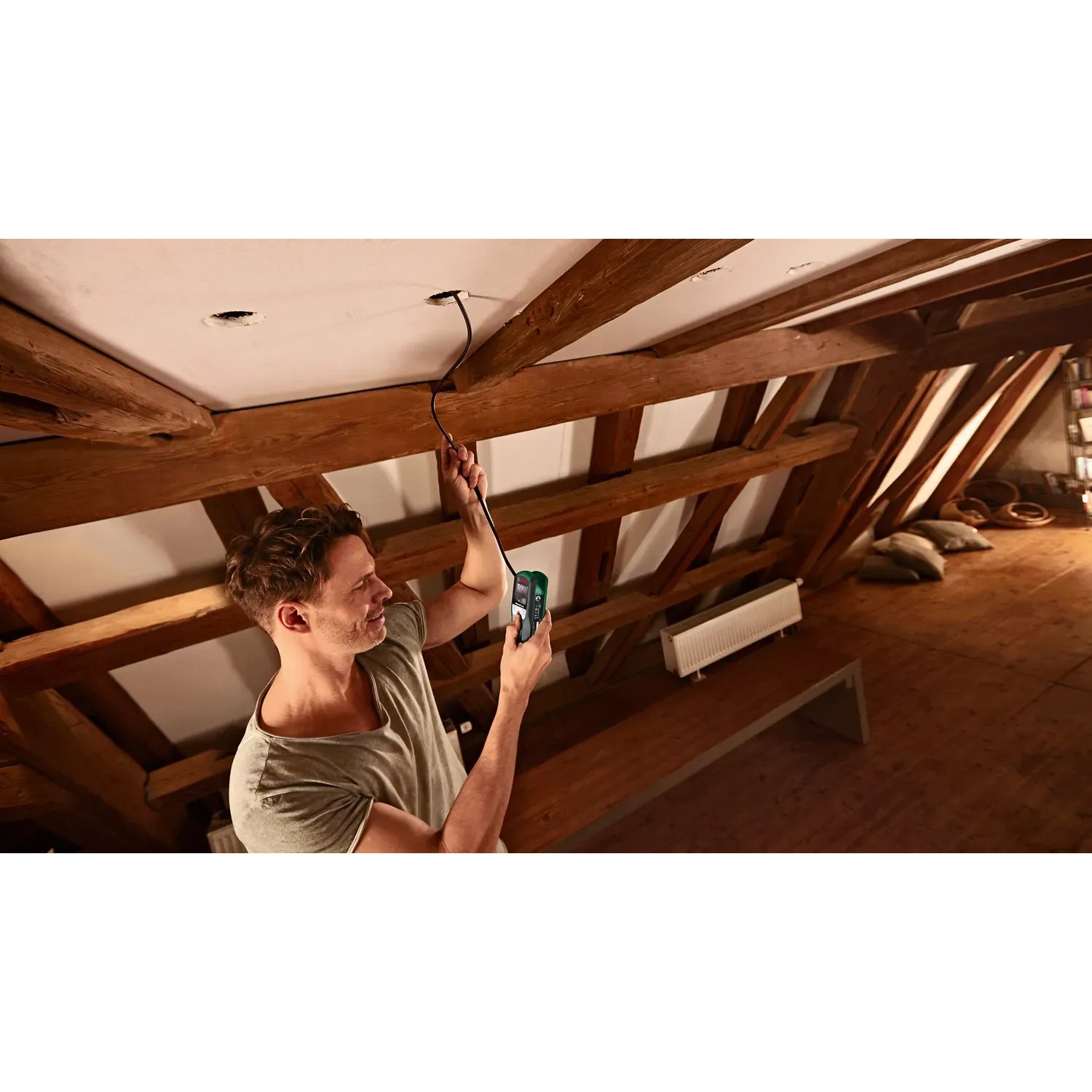 Mann nutzt Bosch UniversalInspect Endoskopkamera zur Inspektion einer Decke.