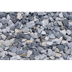 Nahaufnahme von Donau-Blau Marmorsplitt (16-25mm) im PE-Sack, ideal für Garten- und Landschaftsbau.