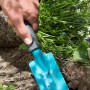 Gardena Pflanzkelle Classic im Einsatz: Kleine, blaue Schaufel für Gartenarbeiten.