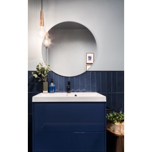 Badezimmer mit blauen Artisa Wandfliesen (7,5x30 cm), glänzend und glasiert.