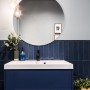 Badezimmer mit blauen Artisa Wandfliesen (7,5x30 cm), glänzend und glasiert.