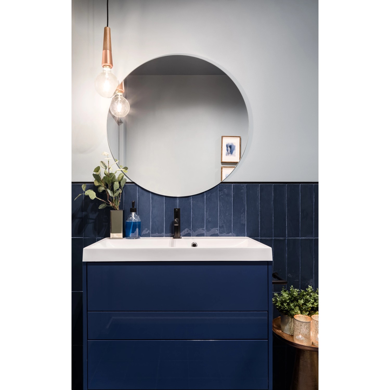 Badezimmer mit blauen Artisa Wandfliesen (7,5x30 cm), glänzend und glasiert.