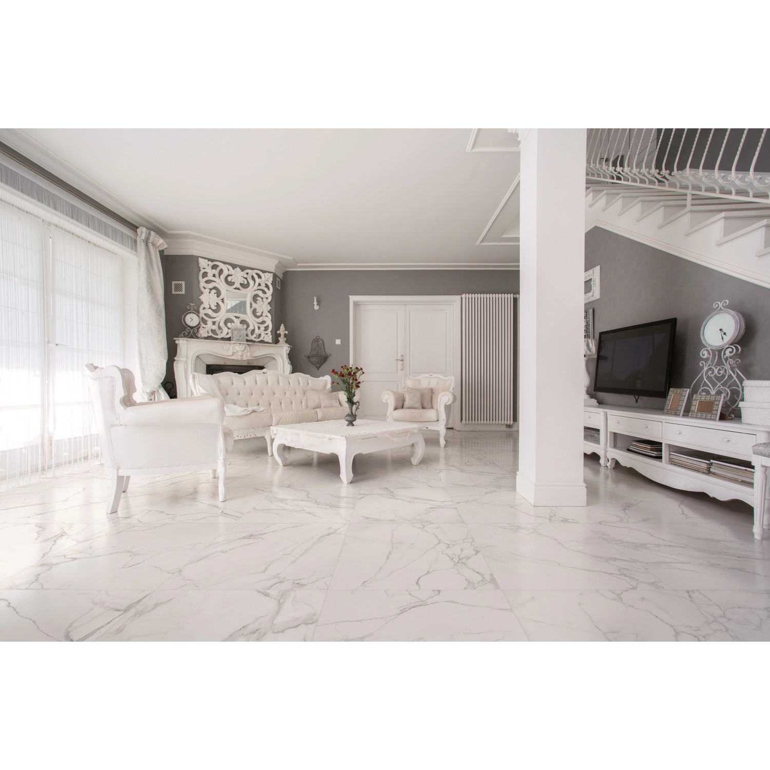 Heller Wohnraum mit Bodenfliese Marmore Carrara Feinsteinzeug in Marmoroptik.