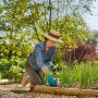 Frau pflanzt mit Gardena Pflanz- und Bodenhandschuhen 8/M im Garten.