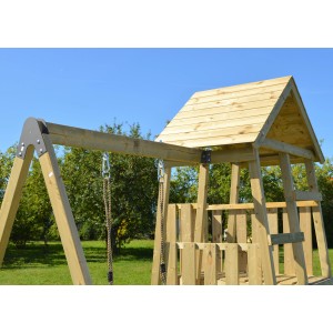 Detailansicht des Wendi Toys Kinderspielturm Gorilla mit Schaukel und Holzdach.