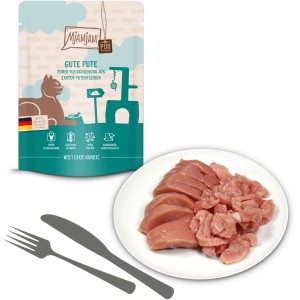 MjAMjAM Katzenfutter Gute Pute pur: Frisches Putenfleisch auf einem Teller, mit Verpackung.