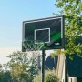 Salta Basketballständer Forward (108x362cm) mit grünem Korb und cooler Rückwand im Garten.