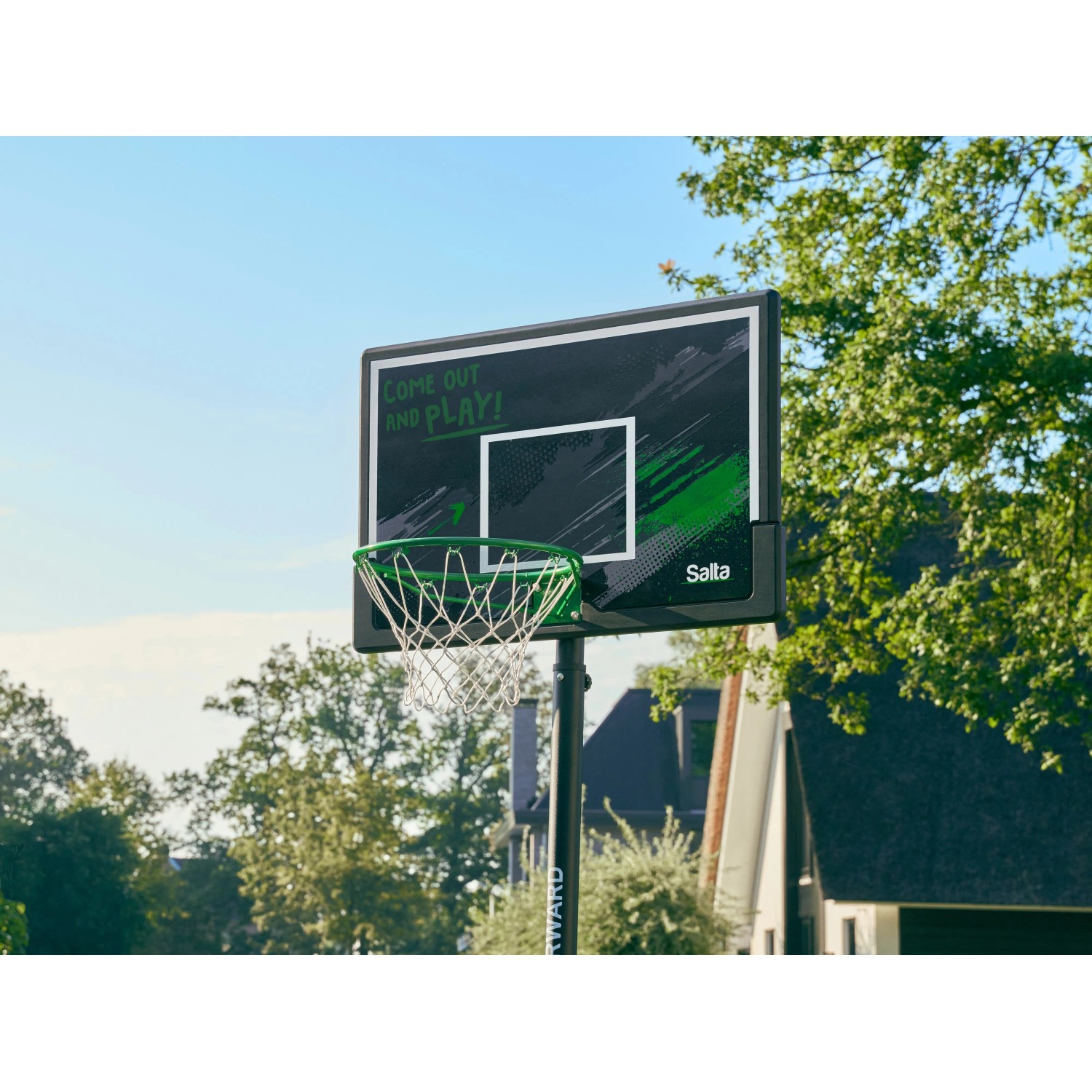 Salta Basketballständer Forward (108x362cm) mit grünem Korb und cooler Rückwand im Garten.