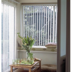 Weißes Lamellenvorhang-Set (250x260cm) am Fenster zur Lichtregulierung.